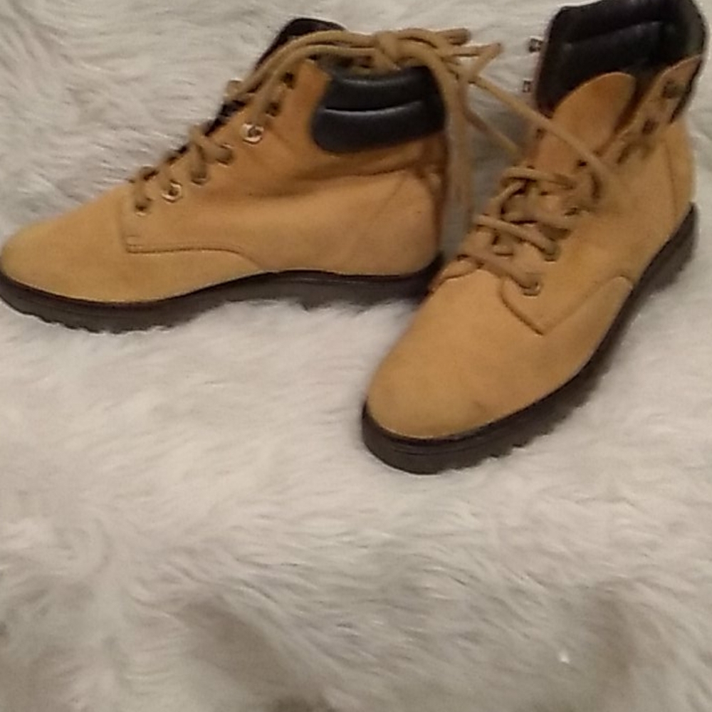 Boots/ARIZONA  sz 6 heel 1" ran.&